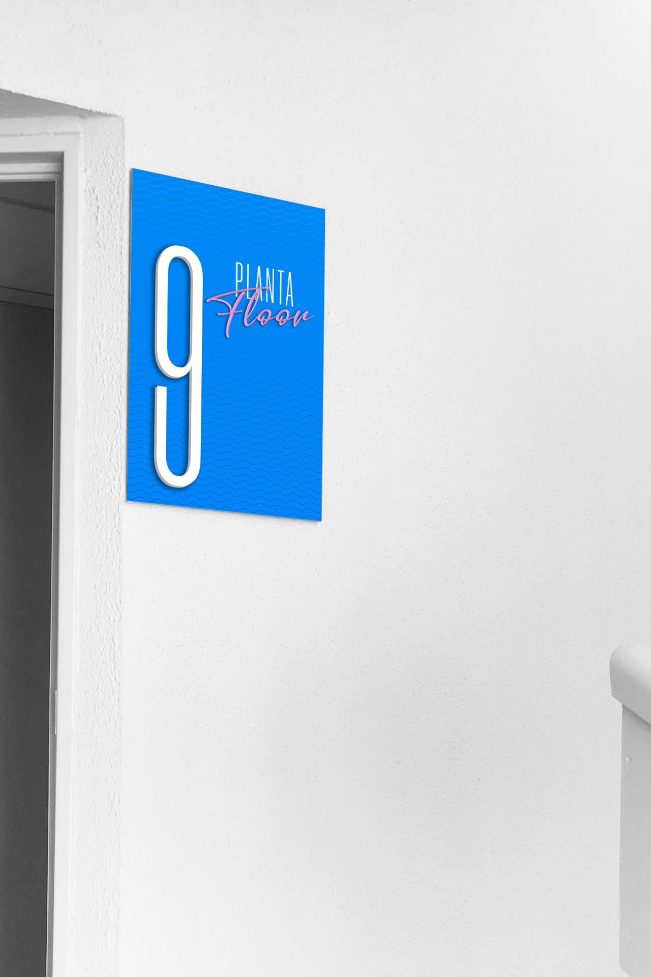 Señalética del Hotel Hovima Costa Adeje: señal identificativa con número de planta en la zona de la escalera.